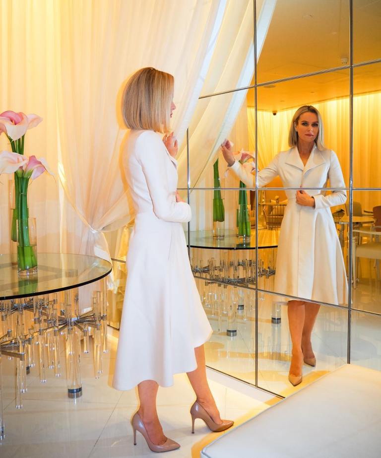 amanda-holden-white-coat-nude-shoes-bgt-london-2017-photo-amanda-holden