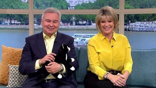 How to find Ruth Langsford This Morning outfit today yellow citrus silk shirt black trousers August 2019 Photo ITV com