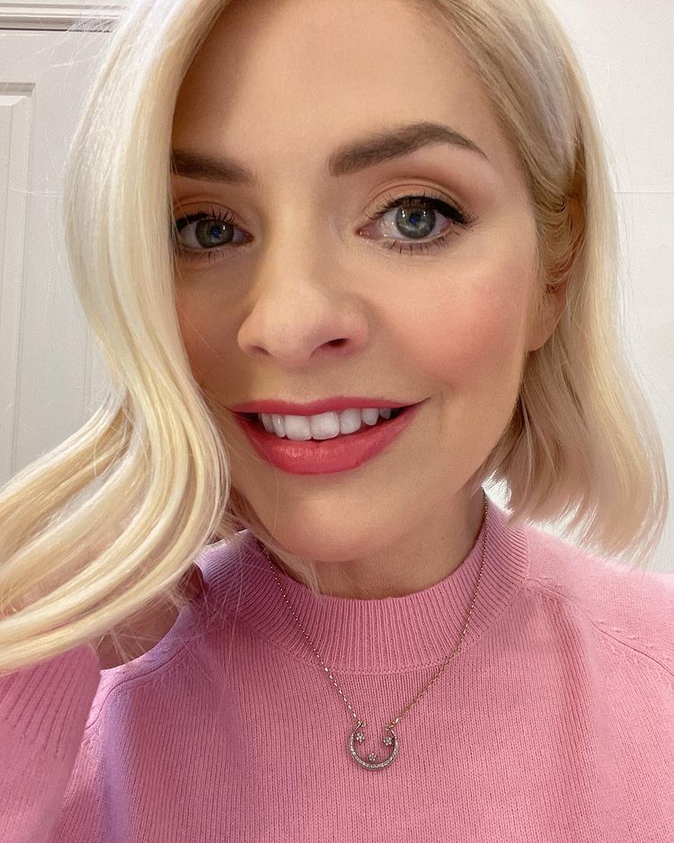 where to get holly Willoughby Pink flower Power jumper horseshoe and star necklace 27 november 2021 Photo Holly Willoughby