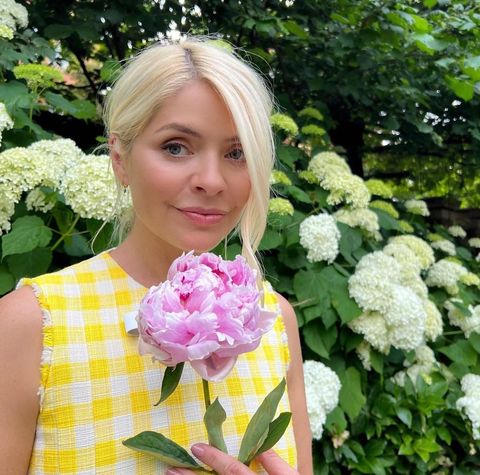where to get all Holly Willoughby dresses yellow gingham raw edge sleeve shift dress July 2022 Photo Danielle Whiteman