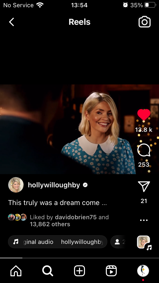 where to get all holly Willoughby Midsomer Murders dresses blue daisy print long sleeve dress white collar Photo Holly Willoughby