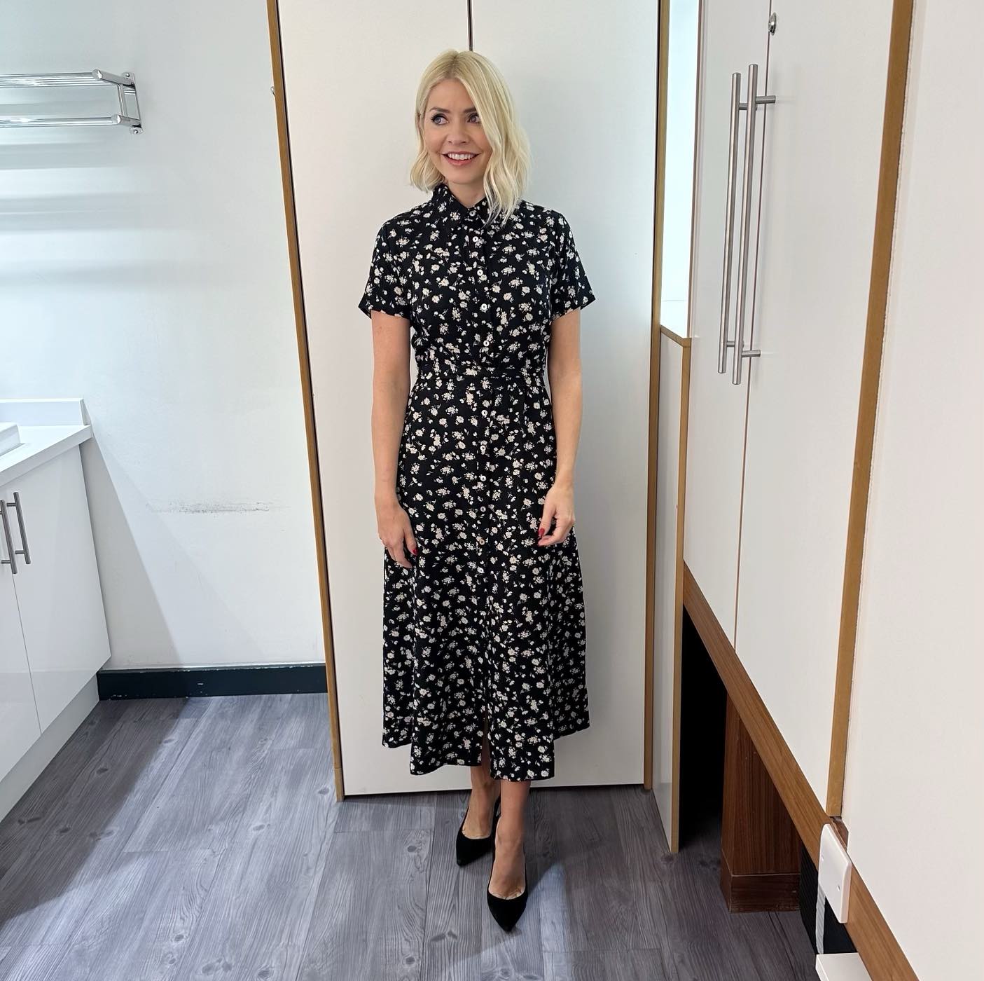 where to get all Holly Willoughby This morning dresses navy and white floral short sleeve shirt dress black suede court shoes 4 October 2023 Photo Holly Willoughby