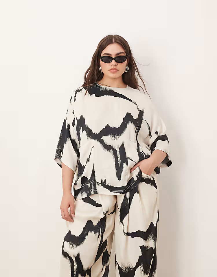 ARRANGE Curve satin oversized t-shirt